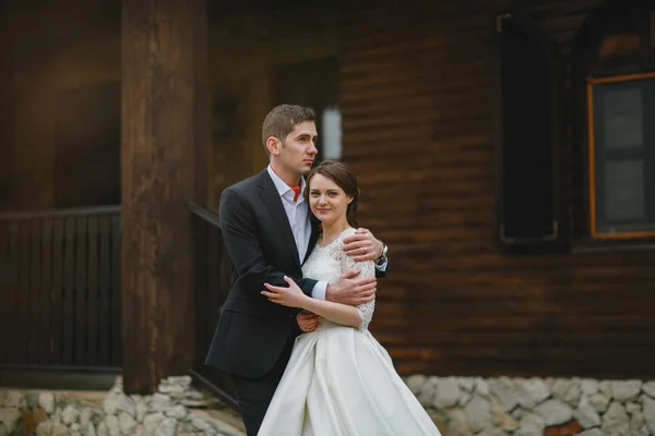 Novio con la novia en un paseo — Foto de Stock