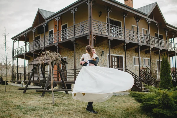 Lugar com a noiva em um passeio — Fotografia de Stock