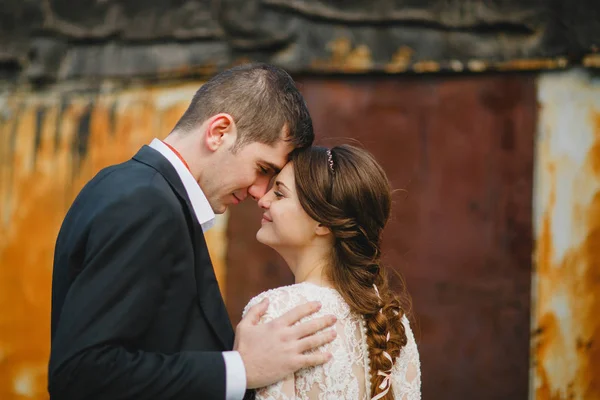 Novio con la novia en un paseo — Foto de Stock