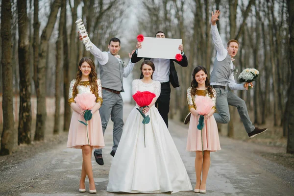 Novio con la novia y los amigos — Foto de Stock