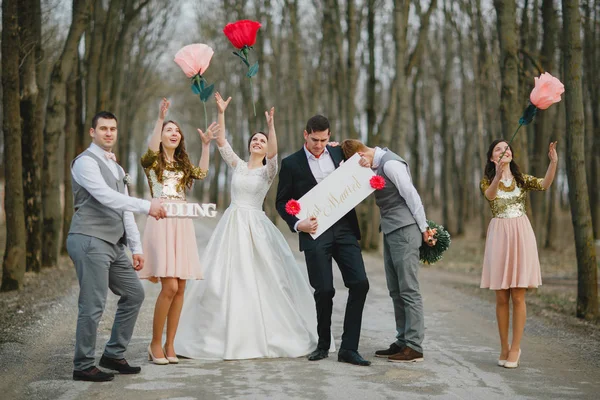 Novio con la novia y los amigos — Foto de Stock