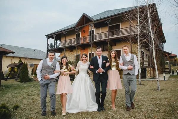 Bruidegom met de bruid en vrienden — Stockfoto