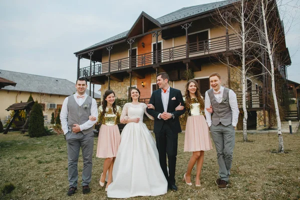 Novio con la novia y los amigos — Foto de Stock