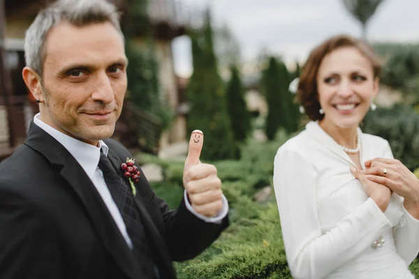 De bruidegom liften een vinger omhoog — Stockfoto