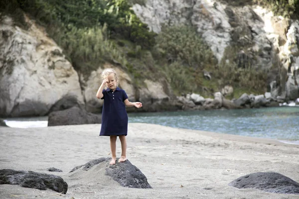 Tasya op het acores strand Stockfoto