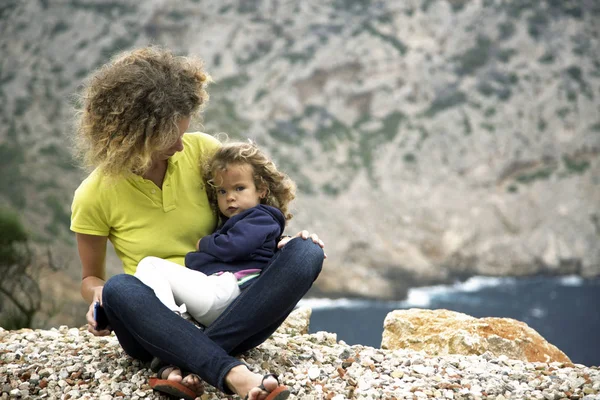 Porträt Von Mutter Und Tochter Auf Dem Boden Sitzend Mallorca — Stockfoto