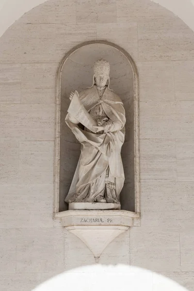 Montecassino Abbey: standbeelden van pausen — Stockfoto