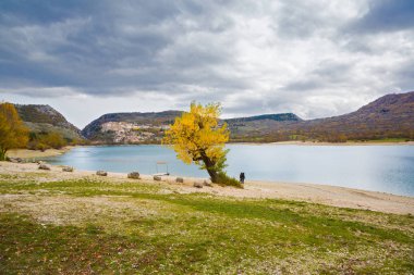 Barrea Gölü (Abruzzo, İtalya) - sonbahar Barrea göl ve renklerini