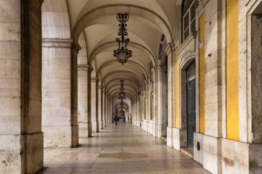 Lisbon, Portekiz - 7 Aralık 2017 - Praça eğlencelerle yapmak Comrcio, Lizbon, yerli halk tarafından Terreiro Paco denilen merkezi kare