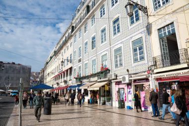 Lisbon, Portekiz - 7 Aralık 2017 - Praa da Figueira turistlere açık hava kafeleri ve Kral John'un bir bronz heykel çevrili merkezi bir meydanım