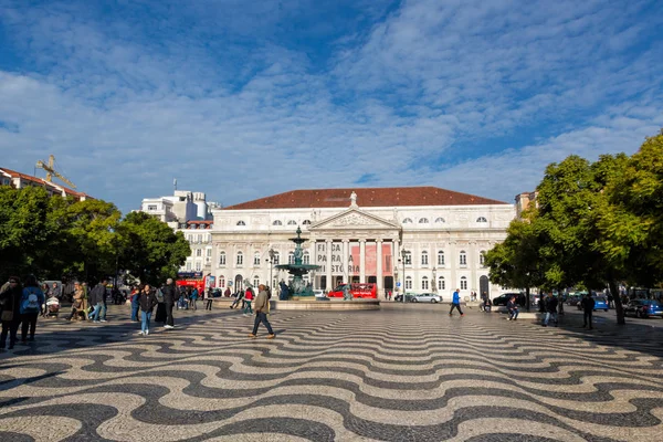 Lisbon, Portekiz - 7 Aralık 2017 - merkezi kare Praça Dom Pedro IV adlı yerli halk tarafından 