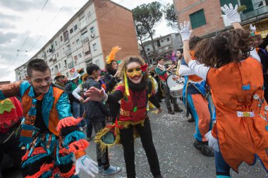 Naples, İtalya - 11 Şubat 2018 - 1983'ten Scampia, Naples, kuzey banliyölerinde ilçe içinde kar amacı gütmeyen Kültür Derneği Gridas karnaval sosyal şikayet ve maske kullanımı ile eleştiri olarak teşvik