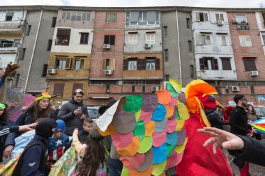 Naples, İtalya - 11 Şubat 2018 - 1983'ten Scampia, Naples, kuzey banliyölerinde ilçe içinde kar amacı gütmeyen Kültür Derneği Gridas karnaval sosyal şikayet ve maske kullanımı ile eleştiri olarak teşvik