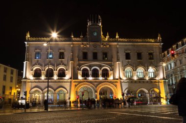 Lisbon, Portekiz - 7 Aralık 2018 - akşam ışıklar Rossio Merkez İstasyonu, Lizbon en eski