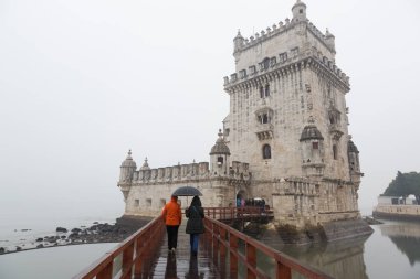 Lisbon, Portekiz - 8 Aralık 2017 - Belem Kulesi bir yağmur gün ve nehrin Tejo, Lizbon, Portekiz turistler için en sevdiğim yerlerinden biridir