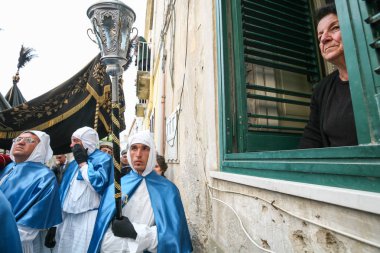 Procida, İtalya - Nisan 11, 2009 - Kutsal Cuma alayı Procida, İtalya, güzel ve venerated Cristo Morto temsil eden sevgili on sekizinci yüzyıl ahşap heykel gösterilen onun layık yakın sunmaktadır. Procida'nın Good Friday alayı en çok 