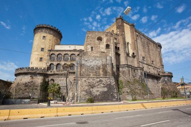 Napoli (İtalya) - Castel Nuovo, New Castle, Maschio Angioino, olarak da bilinir Piazza Municipio ve belediye binası önünde yer alan bir ortaçağ kalesidir