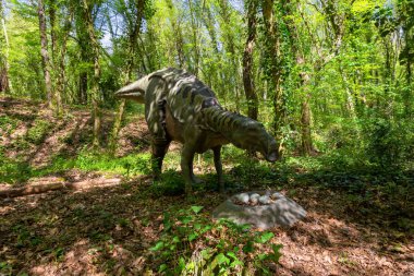 Naples, İtalya - 08 Nisan 2018 - In Cratere Astroni doğa rezerv var olan Geomodel tarafından Wwf Oasi ve Associazione Paleontologica A.P.P.I işbirliği ile oluşturulan dinozorlar.
