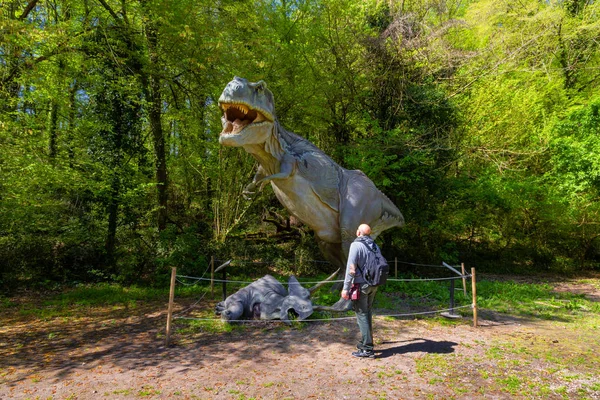 Naples, İtalya - 08 Nisan 2018 - In Cratere Astroni doğa rezerv var olan Geomodel tarafından Wwf Oasi ve Associazione Paleontologica A.P.P.I işbirliği ile oluşturulan dinozorlar.