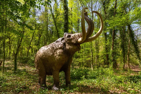 Naples, İtalya - 08 Nisan 2018 - In Cratere Astroni doğa rezerv var olan Geomodel tarafından Wwf Oasi ve Associazione Paleontologica A.P.P.I işbirliği ile oluşturulan dinozorlar.