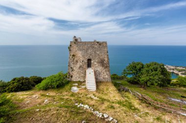 Gargano (Puglia, İtalya) - Monte Pucci kuleye bakış 