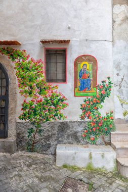 Rodi Garganico, İtalya - 30 Nisan 2018 - Rodi Garganico in Puglia, Güney İtalya küçük pitoresk bir köy var. Kendi topraklarında Gargano Ulusal Park-e ait. Beyaz binalar, dar sokakları ve renkli duvarlar ünlü