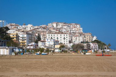 Rodi Garganico (Puglia, İtalya) - küçük pitoresk köy sahilden Güney İtalya görünümünü
