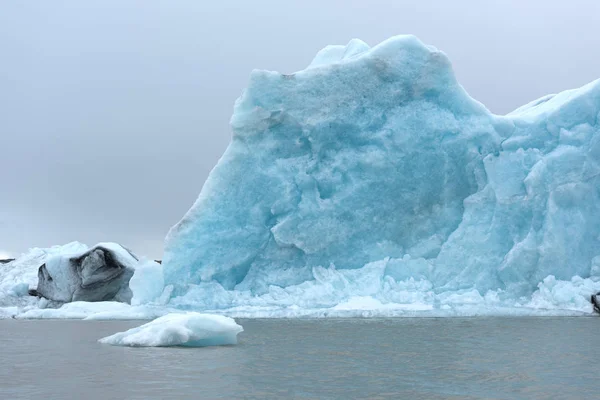 Blauwe ijsberg in water van de lagune van IJsland — Stockfoto