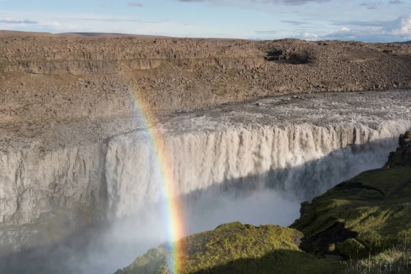 Dettifoss spadá v létě s rainbow — Stock fotografie