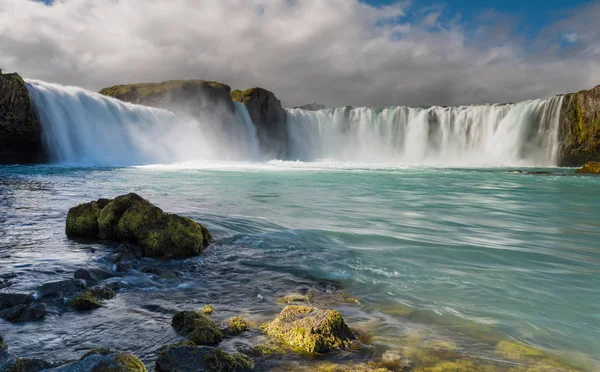 Удивительный водопад Годафосс в Исландии — стоковое фото