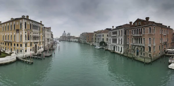 Gran Canal y Basílica Santa Maria Della Salute, Venecia, Italia — Foto de Stock