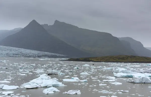 Ledovce v Jokulsarlon lagoon, pod Breidamerkurjokull glaci — Stock fotografie