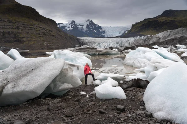 Genç kadın İzlanda buzul doğa manzara ziyaret — Stok fotoğraf