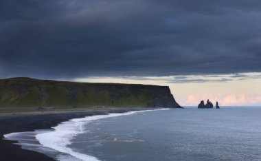 Reynisfjara İzlanda 'daki siyah kumsal 