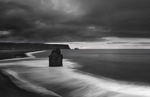 Reynisfjara czarnej, piaszczystej plaży w Islandii, czarno-białe — Zdjęcie stockowe