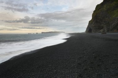 Reynisfjara ya da daha çok bilinen adıyla siyah kum plaj manzarası sunr sırasında