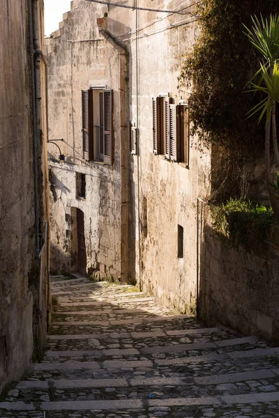 Typický staré ulice a schody pohled Matera — Stock fotografie