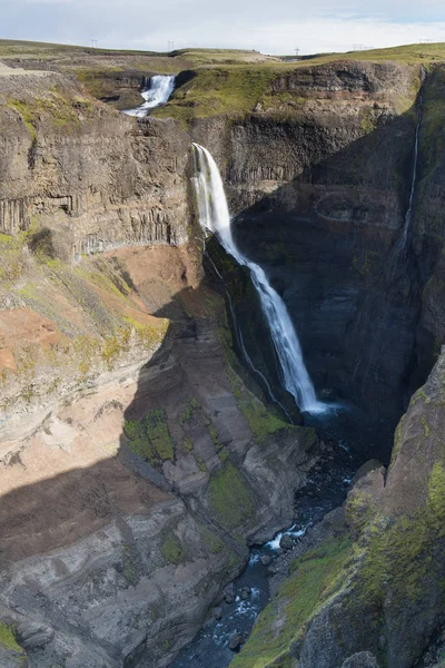 冰岛 Haifoss 瀑布的戏剧性景观 — 图库照片