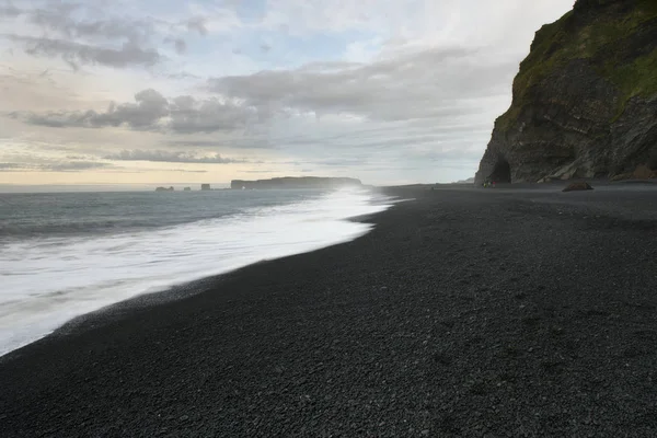Reynisfjara 또는 더 잘 알려진 sunr 동안 검은 모래 해변 보기 — 스톡 사진