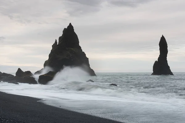 Вид на березі з чорним піском у Ісландії — стокове фото