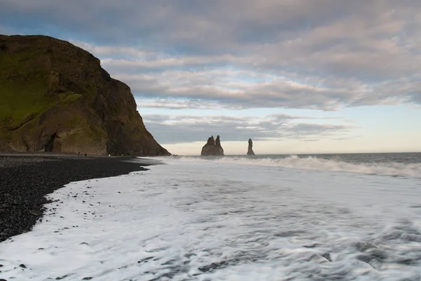 Uitzicht op de kust met zwart zand in IJsland — Stockfoto