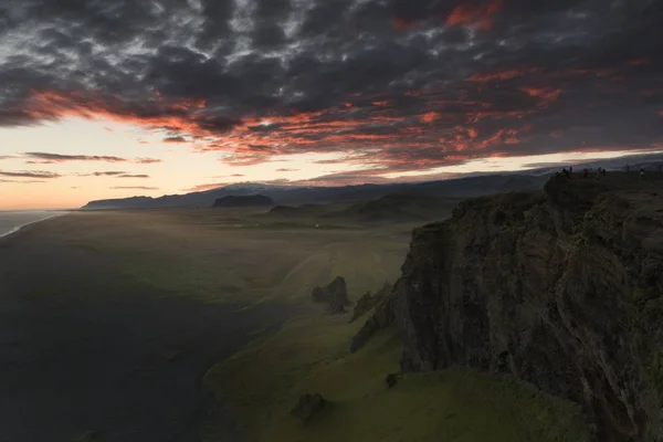 Sonnenuntergang vom Durholaey Cape, Island. farbenfroher Sommersonnenuntergang in s — Stockfoto