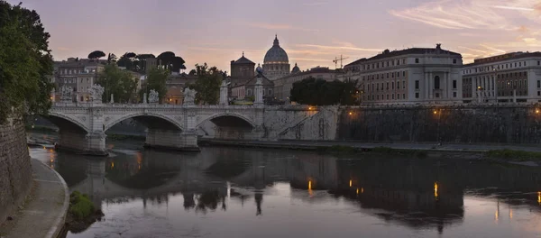 View at Tiber and St. Peter 's cathedral in Rome, Italy — стоковое фото