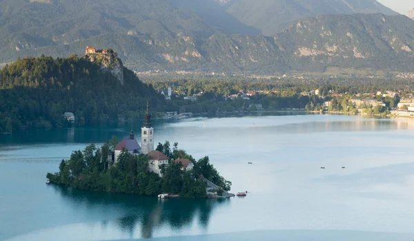 Légi kilátás a Bled-tó Nagyboldogasszony templomára, Szlovéniában — Stock Fotó