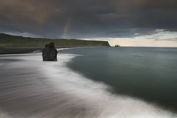 무지개와 아이슬란드에서 Reynisfjara 검은 모래 해변 — 스톡 사진