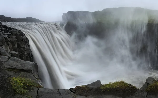 アイスランドの滝の防潮堤 — ストック写真