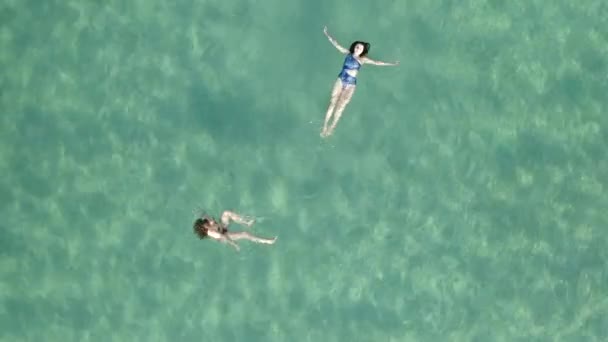 Zwei Schöne Junge Frau Schwimmt Liegend Auf Einer Wasseroberfläche Kristallklaren — Stockvideo