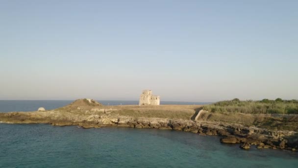 Аэросъемка Береговой Линии Небольшим Замком Пляже Апулия Италия — стоковое видео