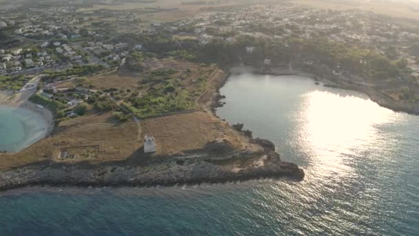 Vue aérienne du littoral avec un petit château sur la plage, Pouilles. Italie