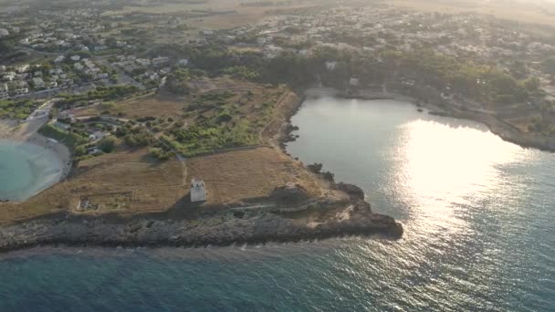 Luchtopname Van Kustlijn Met Een Klein Kasteel Het Strand Puglia — Stockvideo